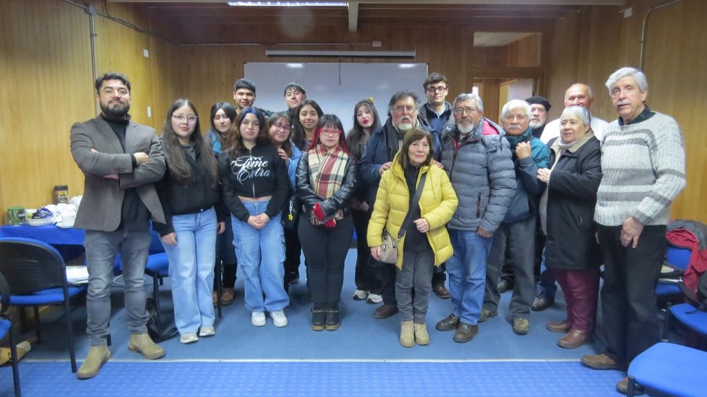 ESTUDIANTES DE LA UNIVERSIDAD DE LOS LAGOS SE REUNIERON CON EL PRAIS ANCUD PARA DIALOGAR Y REFLEXIONAR SOBRE LAS CONSECUENCIAS DEL TERREMOTO – MAREMOTO DE 1960 Y EL GOLPE DE ESTADO DE 1973
